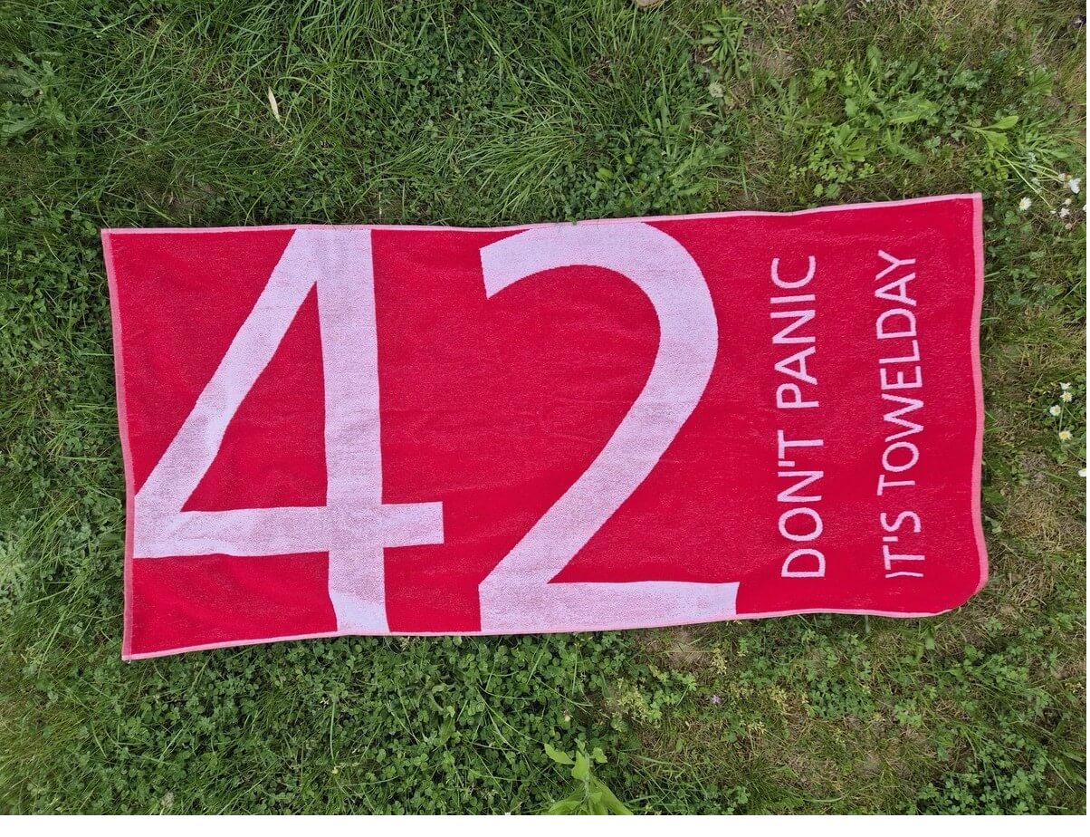 42 DON'T PANIC – Das Towelday-Handtuch