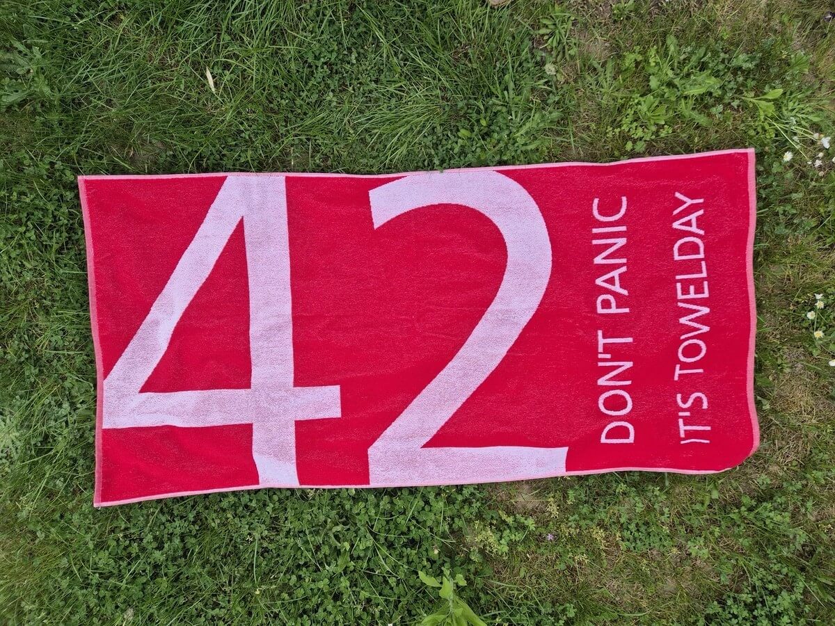 42 DON'T PANIC – Das Towelday-Handtuch